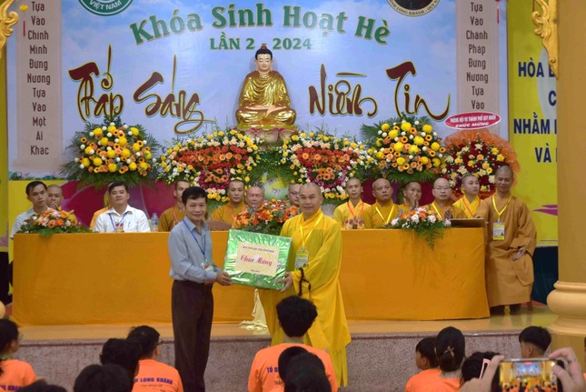 Đại diện Ban Tôn giáo tỉnh chúc mừng