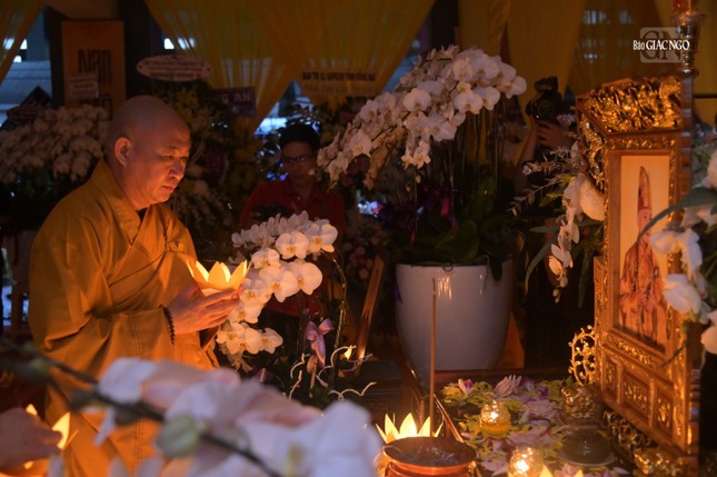 Thượng tọa Thích Phước Nguyên dâng nến cúng dường