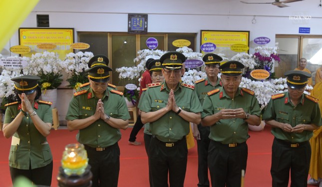 Trung tướng Phạm Ngọc Việt, Bí thư Đảng ủy, Cục trưởng Cục An ninh nội địa Bộ Công an cùng phái đoàn viếng tang