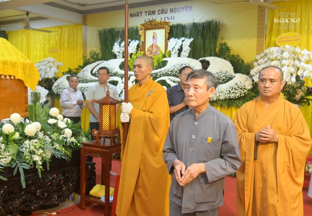 Giáo sư Lê Mạnh Thát hữu nhiễu kim quan tiễn biệt Hòa thượng Thích Huệ Trí - bậc thạch trụ chốn tòng lâm