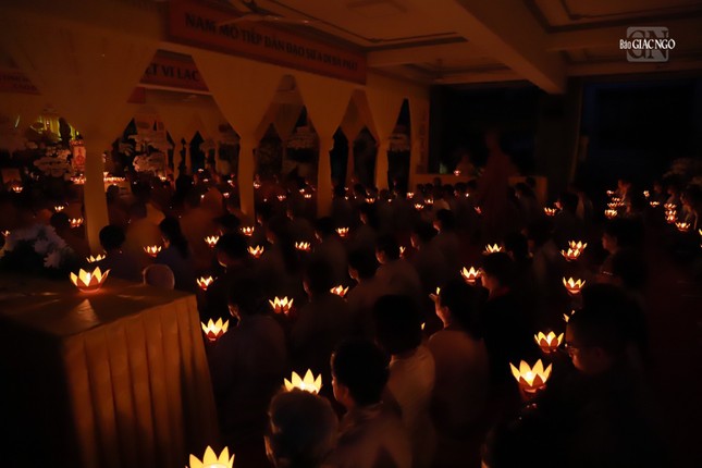 Đêm thắp hoa đăng tưởng niệm Hòa thượng Thích Huệ Trí diễn ra với nhiều nỗi niềm xúc động