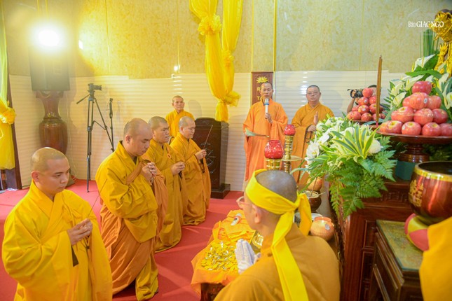 Đại diện Câu lạc bộ Phóng viên - Cộng tác viên Báo Giác Ngộ dâng hương tưởng niệm Giác linh Hòa thượng