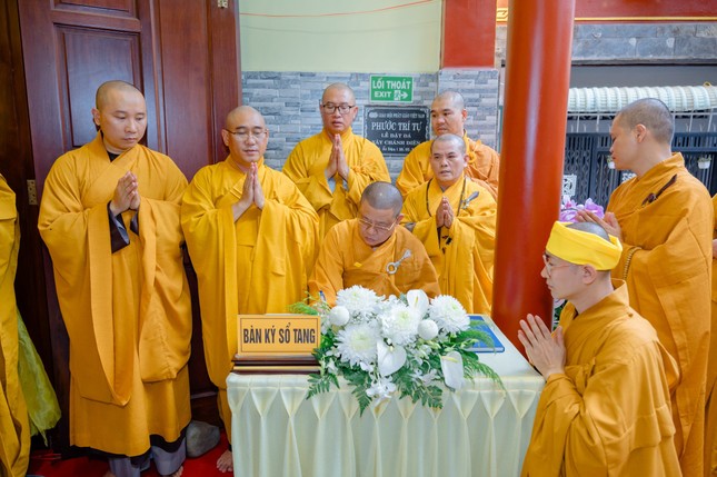 Thượng tọa Thích Minh Thanh, Trưởng ban Trị sự GHPGVN H.Hóc Môn ghi sổ tang phân ưu cùng môn đồ pháp quyến Thượng tọa Thích Minh Thanh, Trưởng ban Trị sự GHPGVN H.Hóc Môn ghi sổ tang phân ưu cùng môn đồ pháp quyến