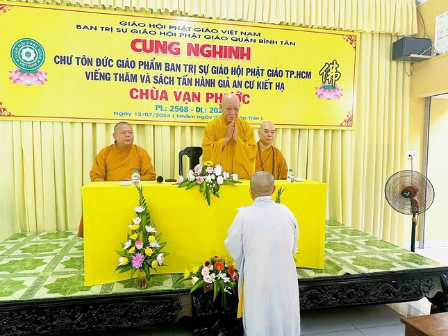 Ni trưởng Thích nữ Viên Giác, Thiền chủ trường hạ chùa Vạn Phước đón nhận tịnh tài cúng dường của Ban Trị sự GHPGVN Q.Bình Tân Ni trưởng Thích nữ Viên Giác, Thiền chủ trường hạ chùa Vạn Phước đón nhận tịnh tài cúng dường của Ban Trị sự GHPGVN Q.Bình Tân