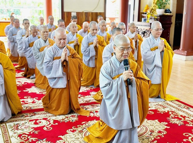 Ni sư Thích nữ Như Liễu, trụ trì chùa Từ Hạnh tri ân phái đoàn Ni sư Thích nữ Như Liễu, trụ trì chùa Từ Hạnh tri ân phái đoàn