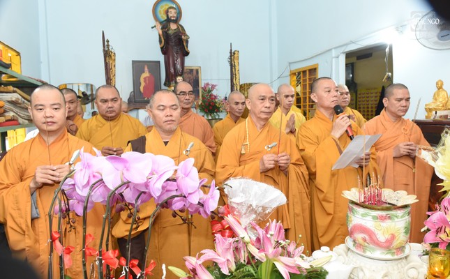 Chư tôn đức thắp hương tưởng niệm Chư tôn đức thắp hương tưởng niệm