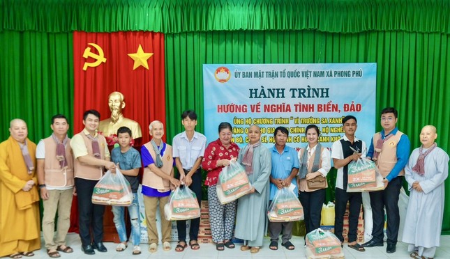 Tặng quà đến gia đình chính sách, cán bộ, chiến sĩ có hoàn cảnh khó khăn