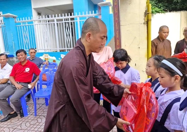 Đại đức Thích Hạnh Nhàn tặng quà đến các em học sinh Đại đức Thích Hạnh Nhàn tặng quà đến các em học sinh