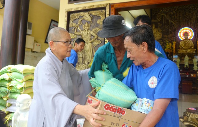 Ni sư Thích nữ An Hiếu tặng quà đến người dân có hoàn cảnh khó khăn Ni sư Thích nữ An Hiếu tặng quà đến người dân có hoàn cảnh khó khăn
