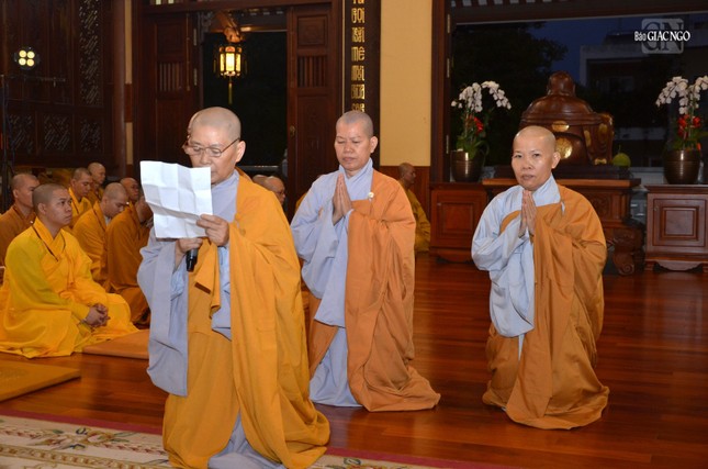 Ni sư Thích nữ Huệ Nguyên đại diện chư Ni các trường hạ cầu giáo giới thọ pháp Tự tứ