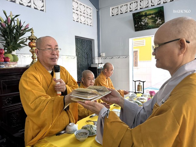 Thượng tọa Thích Đạt Đức trao sổ hạ đến chư Ni