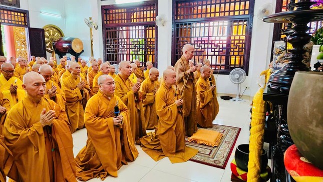 Chư tôn đức niệm hương