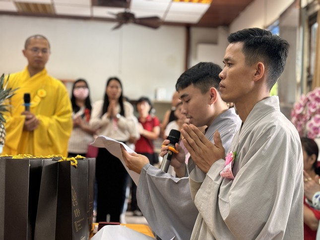 Đại diện Phật tử tác bạch cúng dường