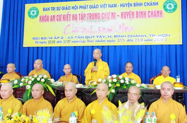 Hòa thượng Thích Huệ Minh sách tấn chư Ni trường hạ chùa Liên Hoa