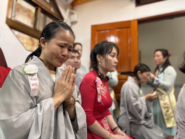 Niềm xúc động khi cài hoa hồng trắng