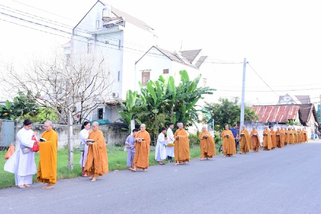Trì bình khất thực Trì bình khất thực