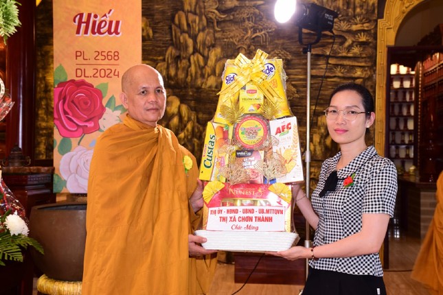 Đại diện chính quyền tặng quà chúc mừng Đại diện chính quyền tặng quà chúc mừng