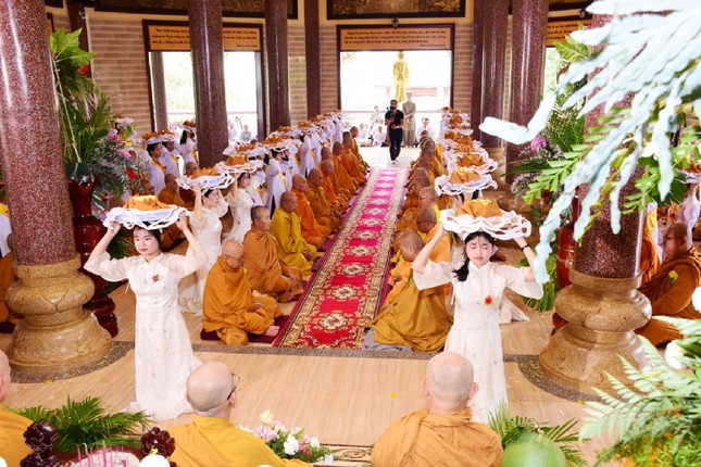 Thành kính dâng pháp y cúng dường chư tôn đức mãn hạ Thành kính dâng pháp y cúng dường chư tôn đức mãn hạ