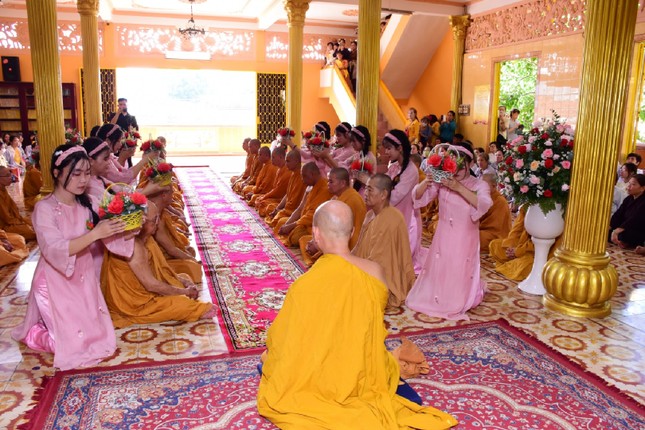 Dâng hoa cúng dường Dâng hoa cúng dường