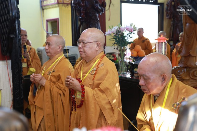 Chư tôn đức niệm hương