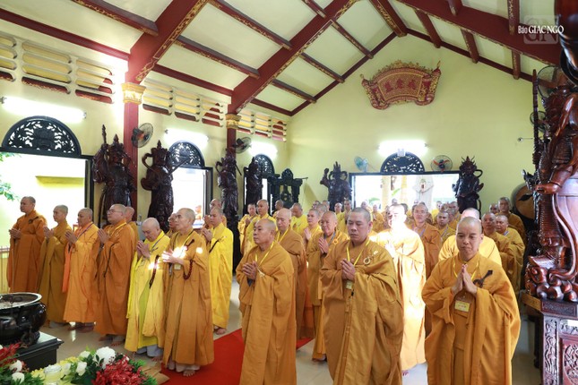 Đại chúng đảnh lễ Tam bảo, sám hối