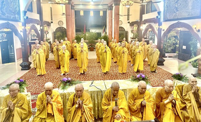 Chư tôn đức đảnh lễ Tam bảo