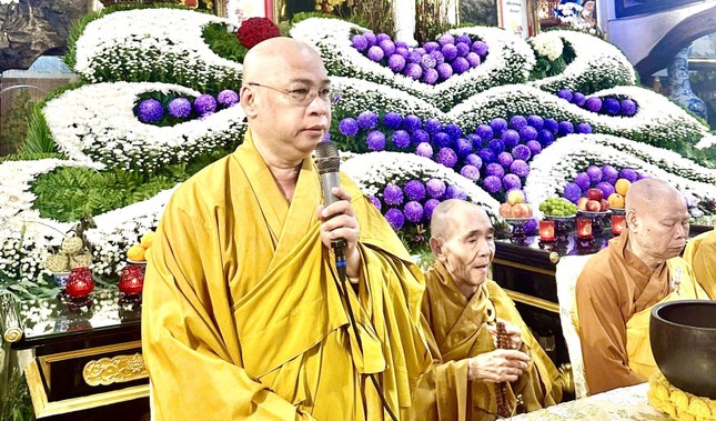 Thượng tọa Thích Minh Nhật sách tấn chư hành giả trong ngày Tự tứ