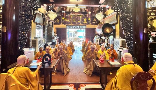 Chư Tăng chùa Đại Giác tác pháp Tự tứ dưới sự chứng minh của Trưởng lão Hòa thượng Thích Huệ Minh và Thượng tọa Thích Minh Nhựt