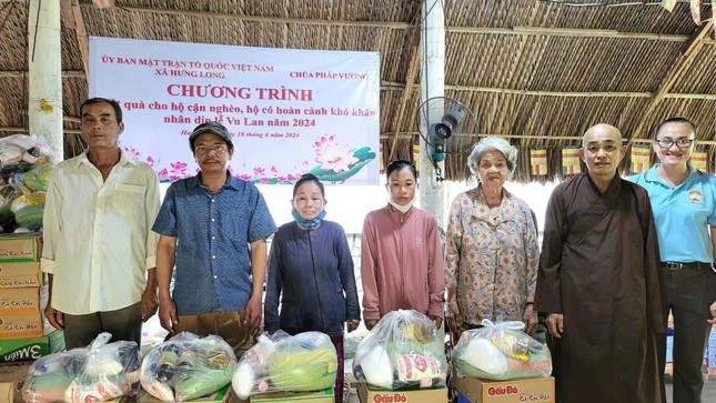 chùa Pháp Vương tặng quà đến các hộ nghèo chùa Pháp Vương tặng quà đến các hộ nghèo