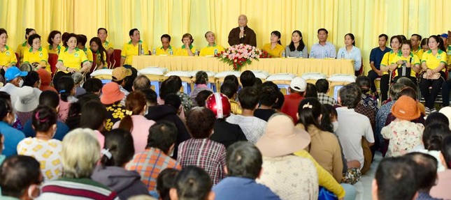 Thượng tọa Thích Phước Tiến động viên tinh thần đến bà con Thượng tọa Thích Phước Tiến động viên tinh thần đến bà con