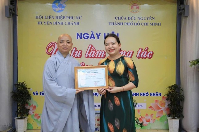 Ni sư Thích nữ Thuần Chơn, trụ trì chùa Đức Nguyên nhận thư cảm ơn Ni sư Thích nữ Thuần Chơn, trụ trì chùa Đức Nguyên nhận thư cảm ơn