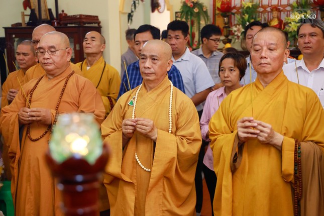 Chư tôn đức thắp hương tưởng niệm