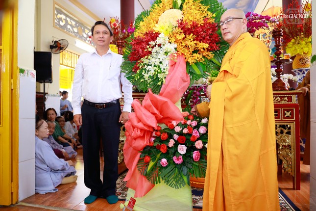 Đại diện chính quyền Q.Bình Thạnh tặng hoa chúc mừng