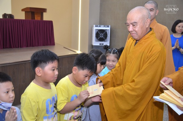 Hòa thượng Thích Nhựt Hỷ tặng phần thưởng đến các em học sinh đạt thành tích tốt trong học tập