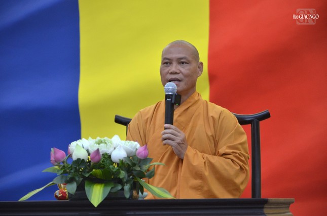 Thượng tọa Thích Trí Chơn, Ủy viên Thường trực Ban Trị sự kiêm Trưởng ban Văn hóa GHPGVN TP.HCM chia sẻ pháp thoại trong khóa tu