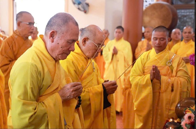 Chư tôn đức dâng hương tưởng niệm