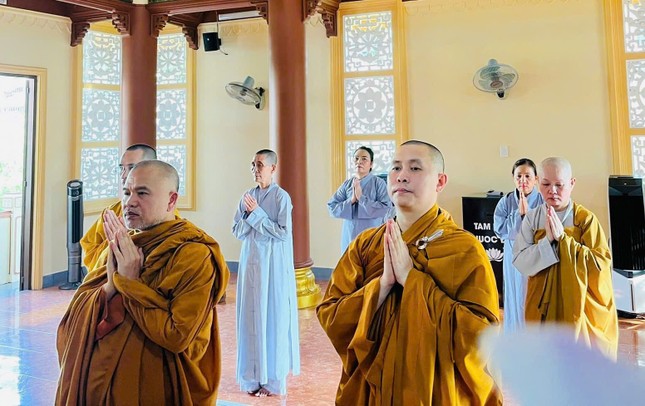 Đại diện Hội đồng điều hành Học viện Phật giáo VN tại TP.HCM tưởng niệm