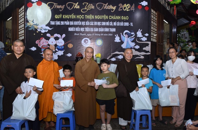 Tặng quà đến các em học sinh nghèo hiếu học