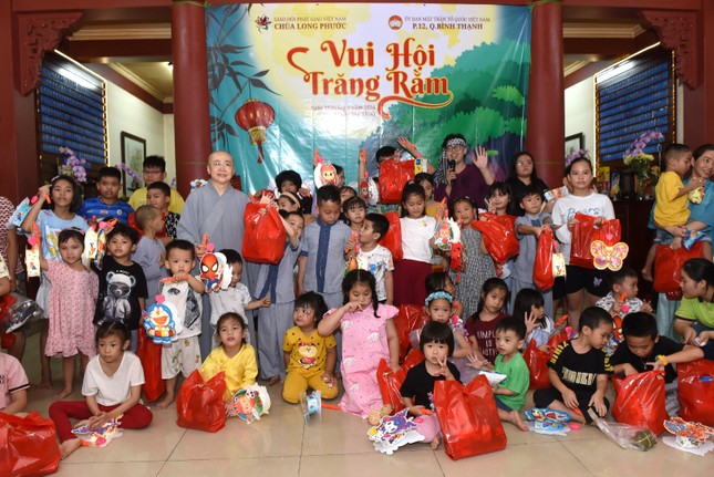 Ni sư Thích nữ Huệ Dâng, trụ trì chùa Long Phước vui Trung thu với các em thiếu nhi