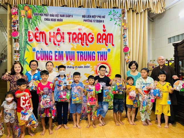 Đại đức Thích Huệ Châu trao quà Trung thu tại chùa Ngọc Nhân Đại đức Thích Huệ Châu trao quà Trung thu tại chùa Ngọc Nhân