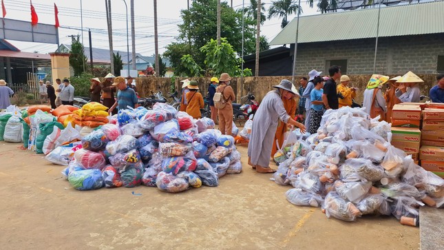 Những phần quà được chuẩn bị để trao tặng đến bà con tỉnh Yên Bái Những phần quà được chuẩn bị để trao tặng đến bà con tỉnh Yên Bái