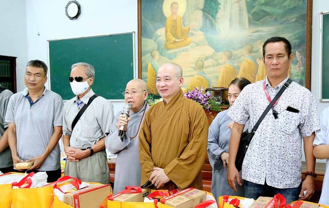 Ni trưởng Thích nữ Từ Nhẫn động viên bà con khiếm thị Ni trưởng Thích nữ Từ Nhẫn động viên bà con khiếm thị