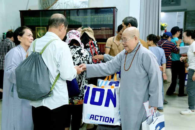 Chia sẻ yêu thương Chia sẻ yêu thương