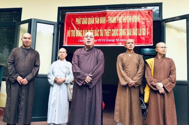 Thượng tọa Thích Đạt Đức động viên tinh thần bà con Thượng tọa Thích Đạt Đức động viên tinh thần bà con