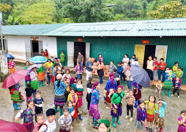 Đồng bào đến nhận quà