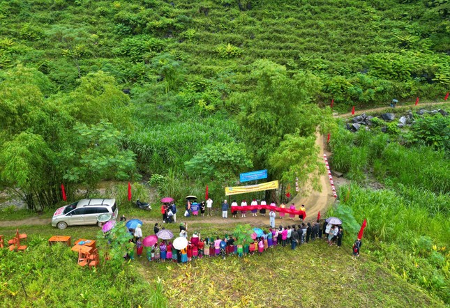 Cây cầu dân sinh thôn Giàng Trù D đi liên thôn Khau Đấy được đưa vào sử dụng