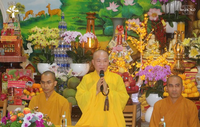 Đại đức Thích Trí Huệ báo cáo hoạt động tu học của đạo tràng chùa Pháp Tạng