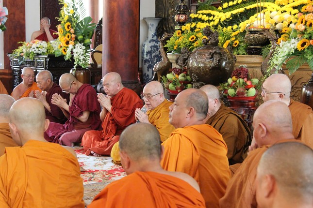 Chư Tăng tụng kinh chúc lành đến Phật tử Chư Tăng tụng kinh chúc lành đến Phật tử