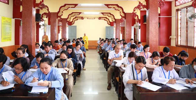 349 Phật tử Q.Bình Thạnh nghiêm túc làm bài thi. Kết quả hội thi có 1 giải xuất sắc, 1 giải nhất, 1 giải nhì, 1 giải ba và 7 giải khuyến khích. 349 Phật tử Q.Bình Thạnh nghiêm túc làm bài thi. Kết quả hội thi có 1 giải xuất sắc, 1 giải nhất, 1 giải nhì, 1 giải ba và 7 giải khuyến khích.