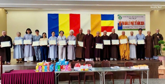 Ban Tổ chức trao Giấy chứng nhận đến đại diện các cơ sở có Phật tử tham gia hội thi Ban Tổ chức trao Giấy chứng nhận đến đại diện các cơ sở có Phật tử tham gia hội thi